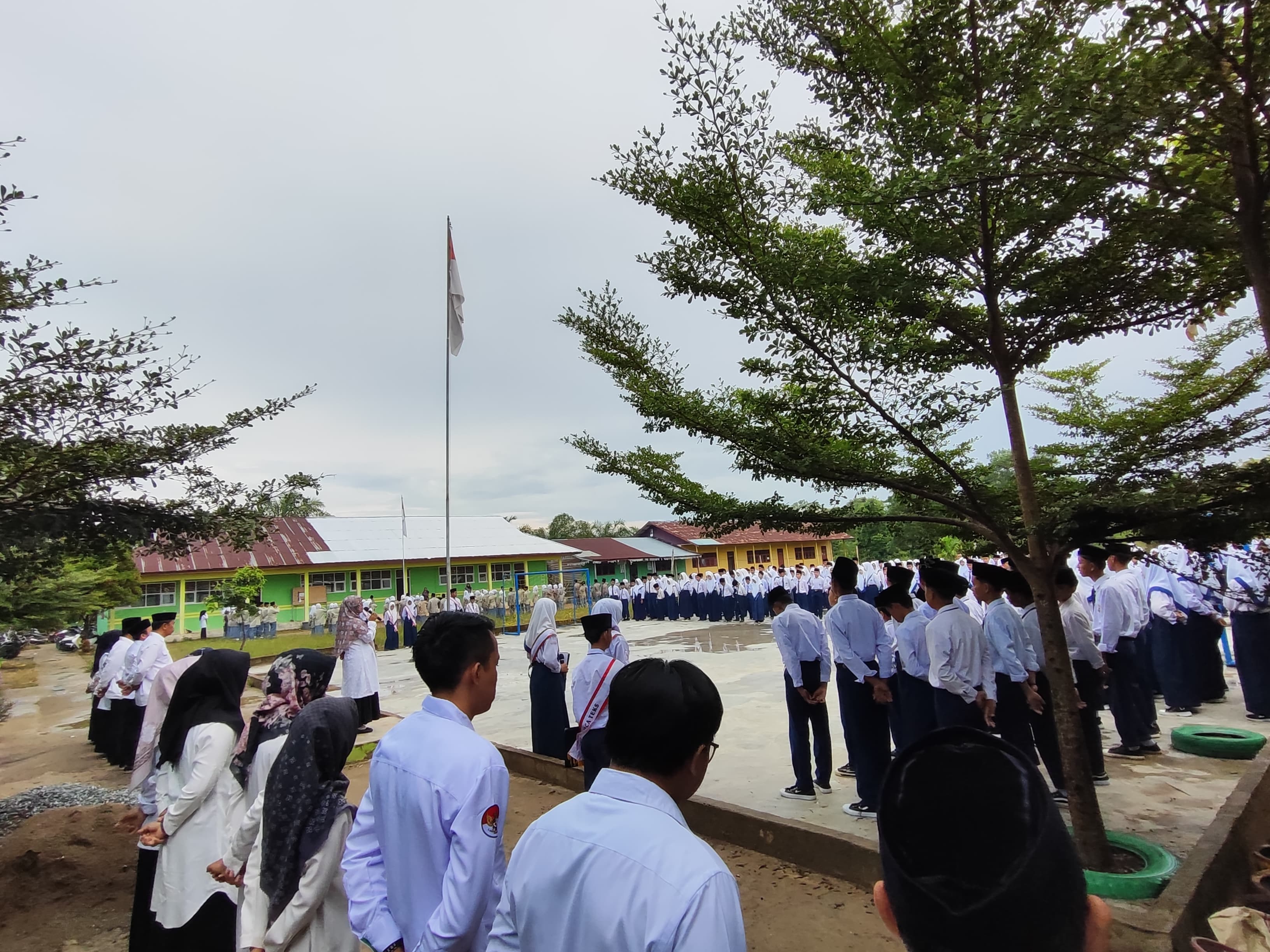 Upacara Bendera Setiap Hari Senin Upacara Bendera Setiap Hari Senin