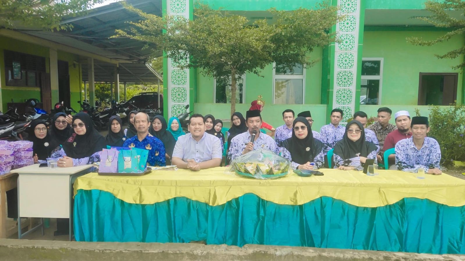 Perayaan Hari Guru Nasional 2024 MTsN 2 Tanjung Jabung Barat Perayaan Hari Guru Nasional 2024 MTsN 2 Tanjung Jabung Barat
