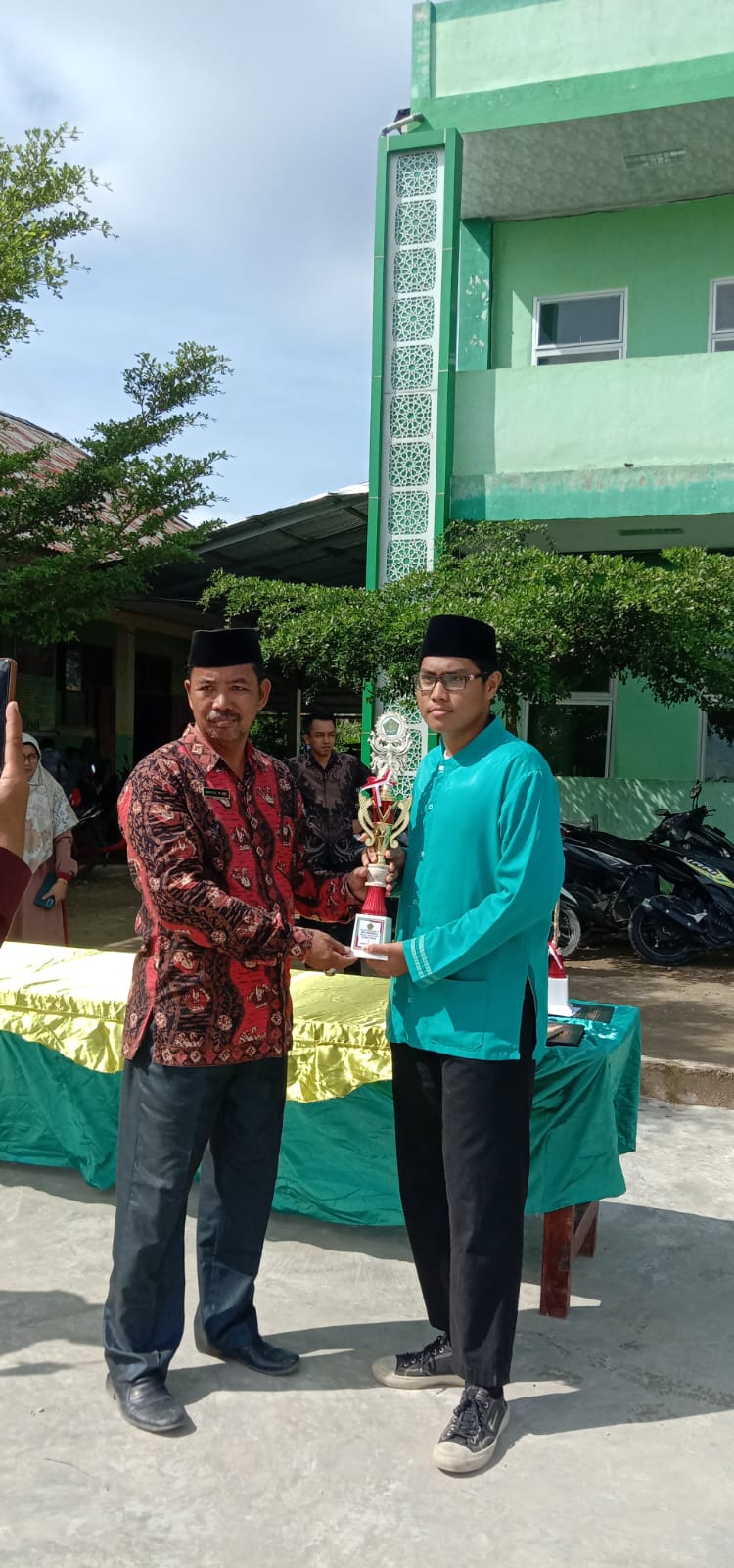 Pembagian Raport dan Reward kepada siswa di Madrasah Tsanawiyah Negeri 2 Tanjung Jabung Barat Pembagian Raport dan Reward kepada siswa di Madrasah Tsanawiyah Negeri 2 Tanjung Jabung Barat